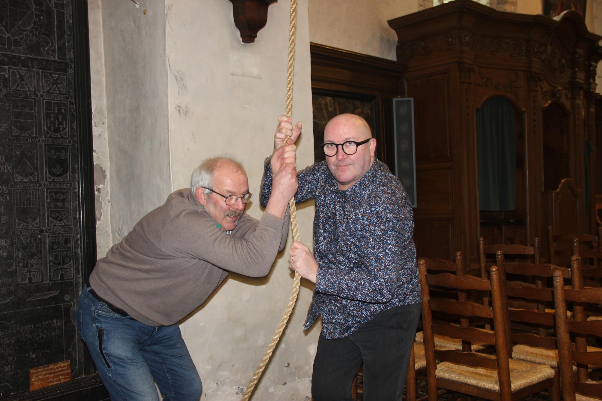 Luc (links) en Dirk Herreman demonstreren hoe het manueel luiden van klokken in zijn werk gaat. 