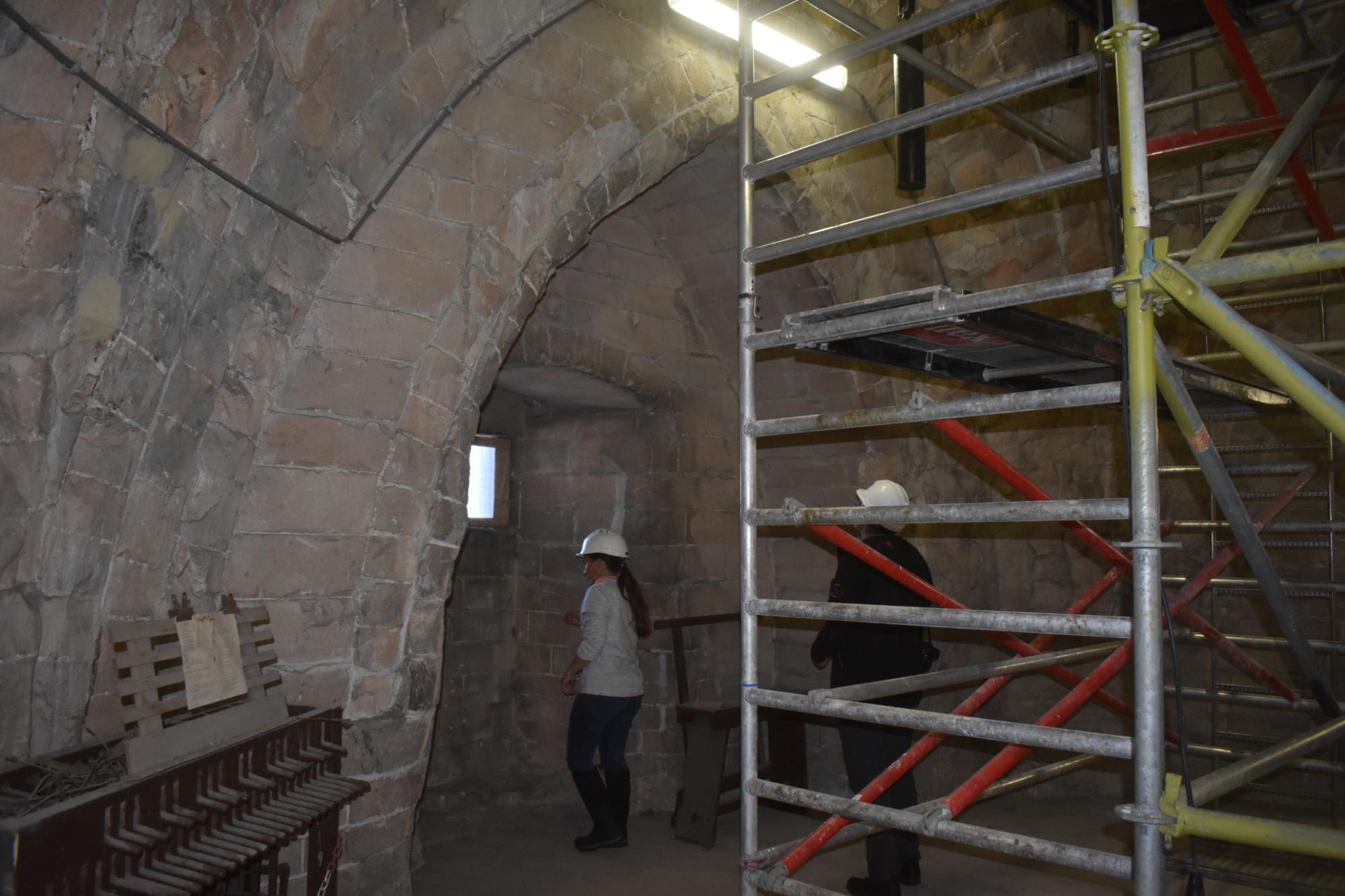 Archeologen registreren en inventariseren de graffiti in de toren. 