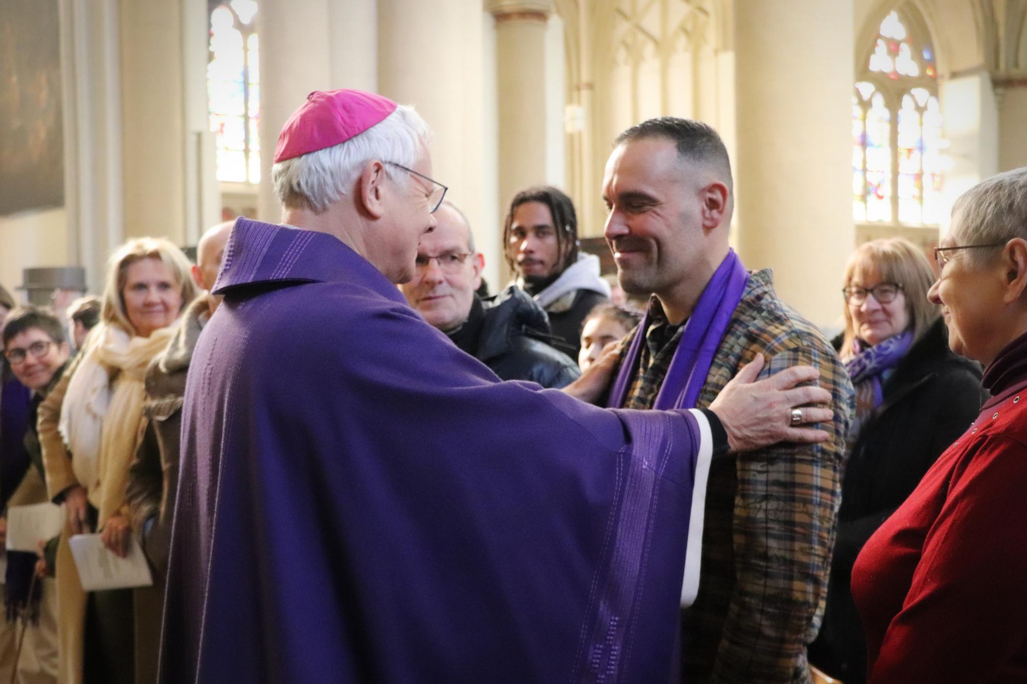 Bisschop Patrick Hoogmartens feliciteert Joachim Verstraeten met zijn keuze. 