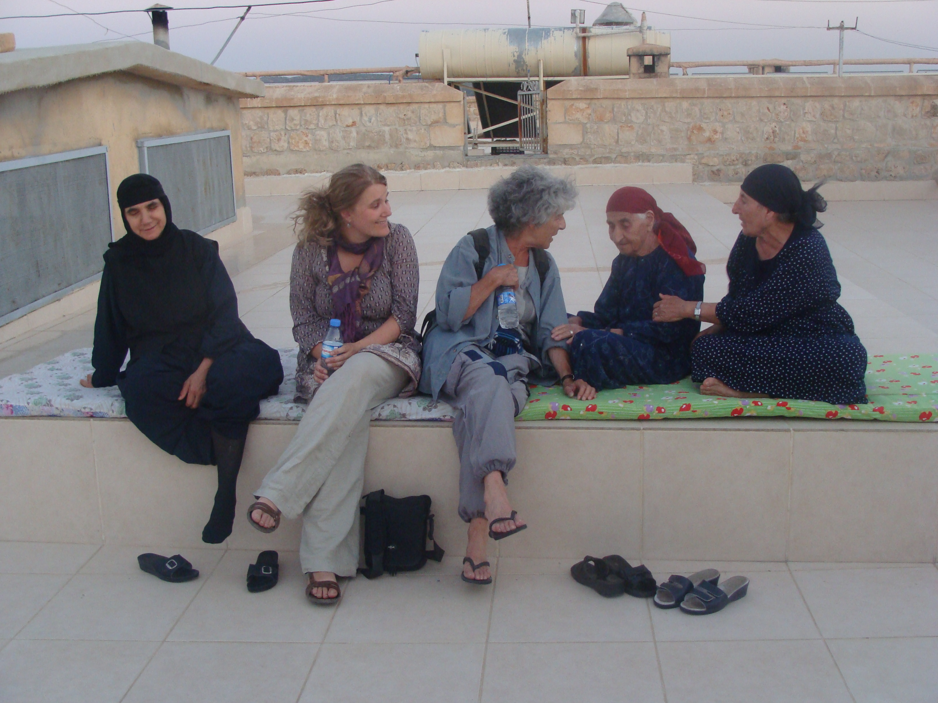 Met enkele vrouwen uit de regio op het dak van het klooster Mor Gabriel. Ik ben de tweede van links.