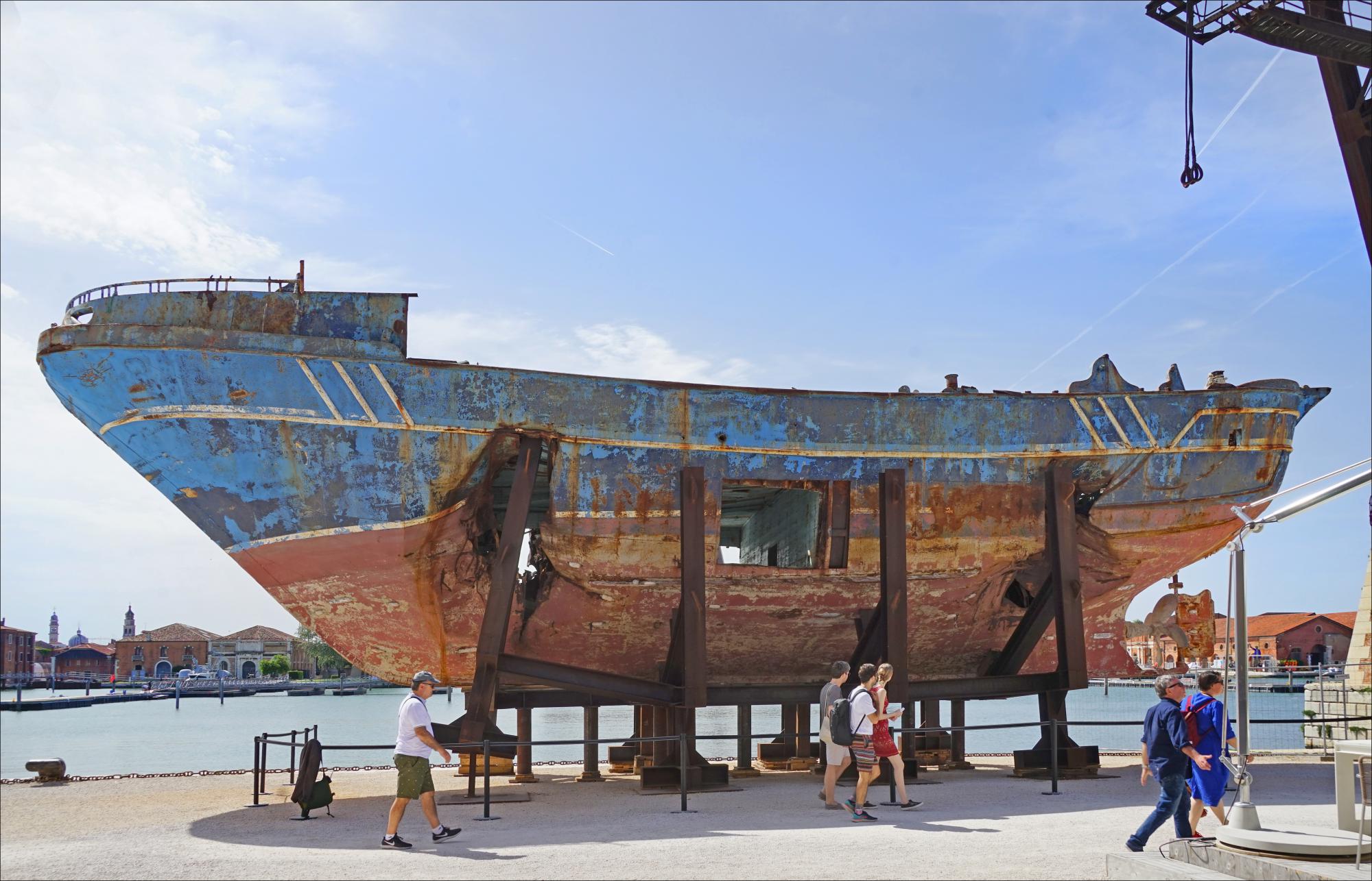 Barca Nostra, van scheepsramp tot monument. Hier op de Biënnale van Venetië 2019.