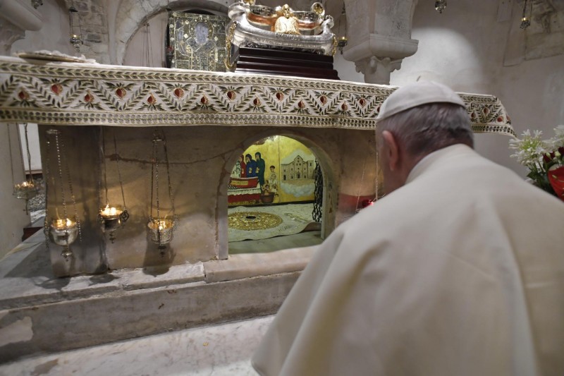 Paus Franciscus in gebed verzonken voor het graf van Sint-Nicolaas