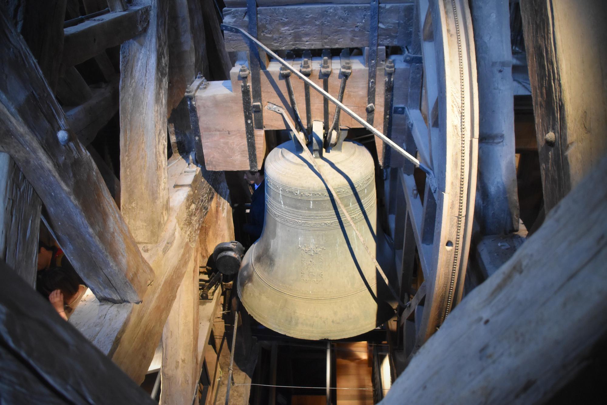 Onderweg naar de toren beleef je onder andere het verhaal van de Tongerse belfort, zowel op de kerkzolders als tussen de 49 klokken van de Chaudoir-beiaard.