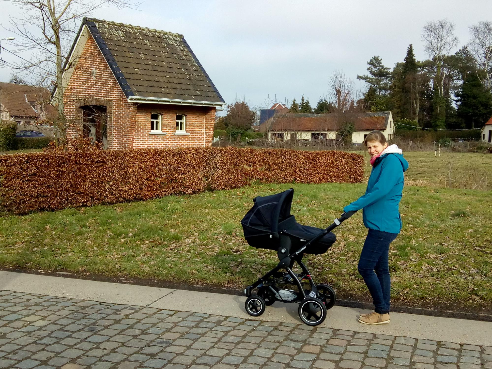 Bénédicte en Aurélie maken een eerste wandelingetje buiten.