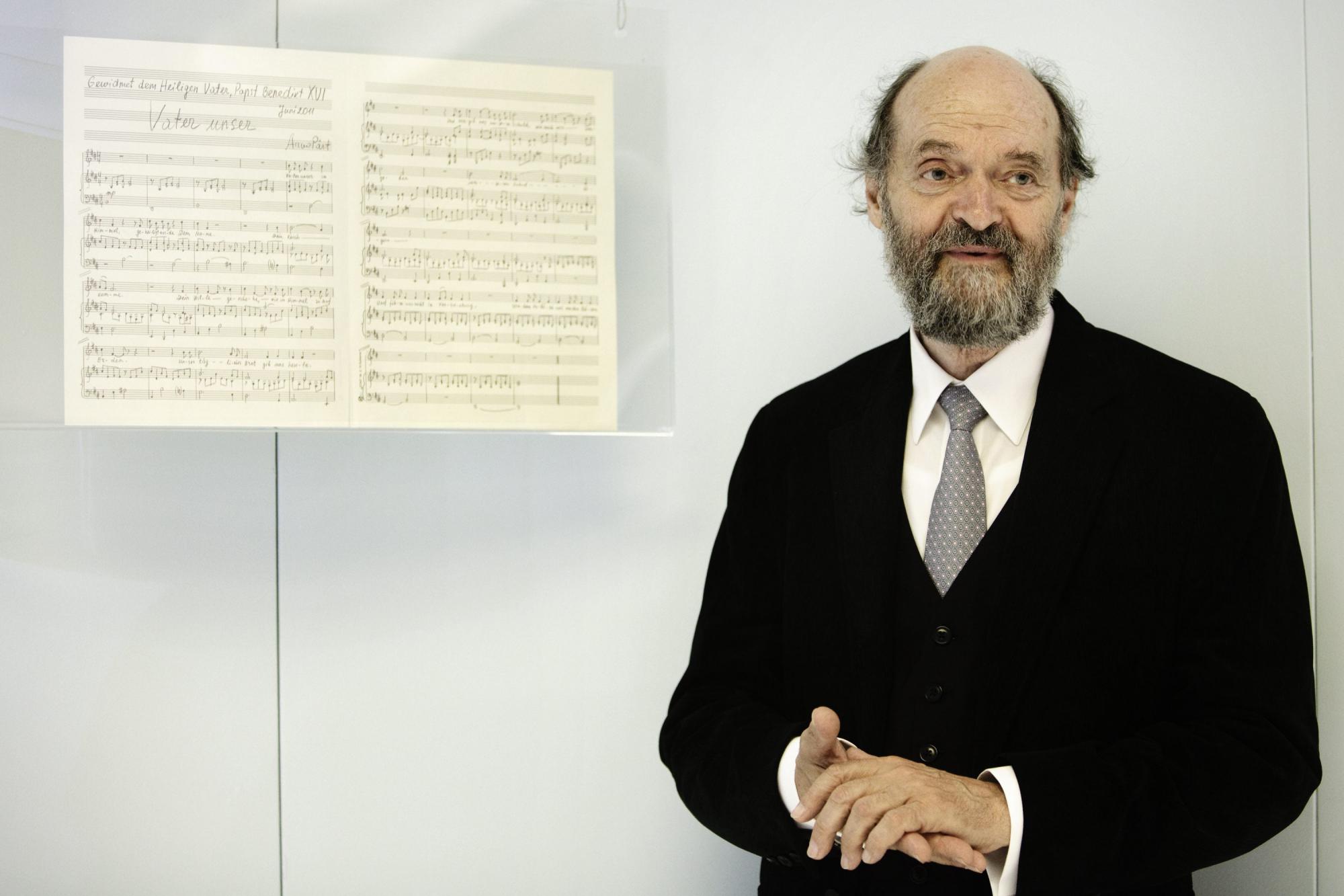 Arvo Pärt in 2011 op een tentoonstelling in Rome. Naast hem de originele partituur van 'Vater unser’.