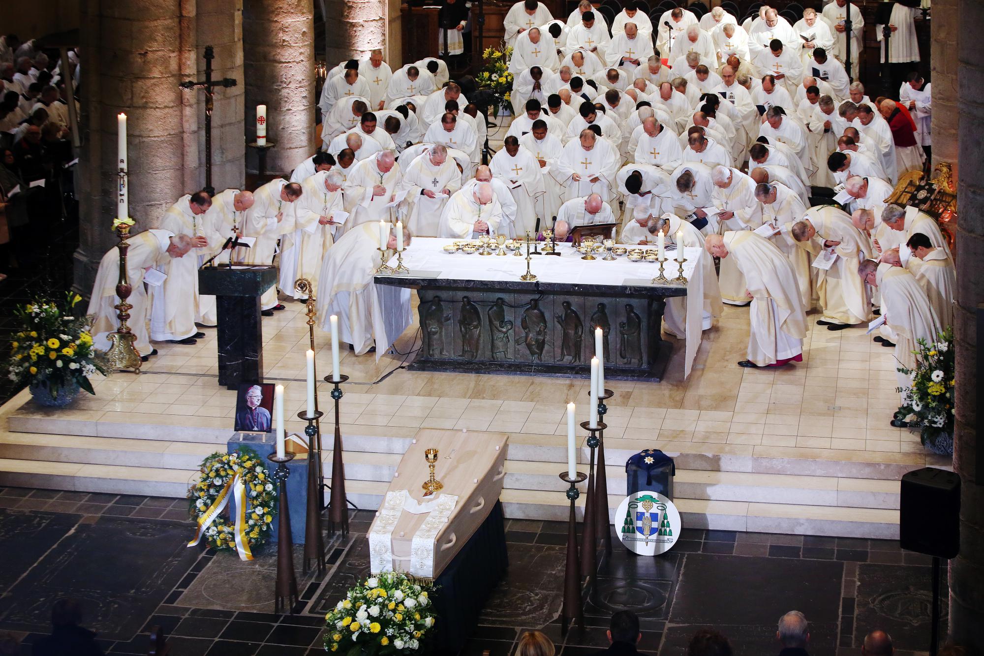 Vijftien bisschoppen, twee abten en tientallen priesters concelebreerden de requiemmis. 