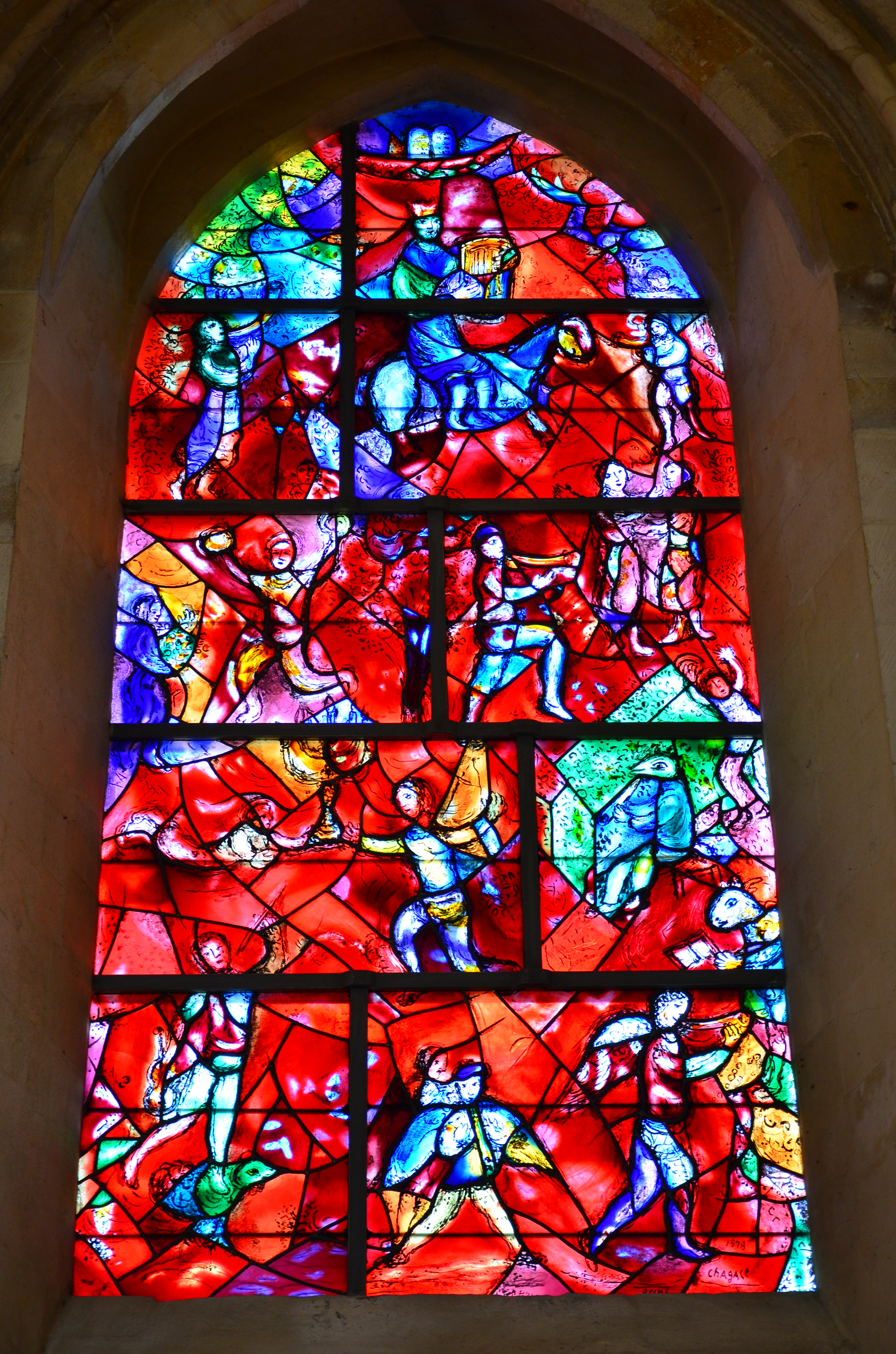 'Vredesraam' door Marc Chagall in de kathedraal van Chichester.