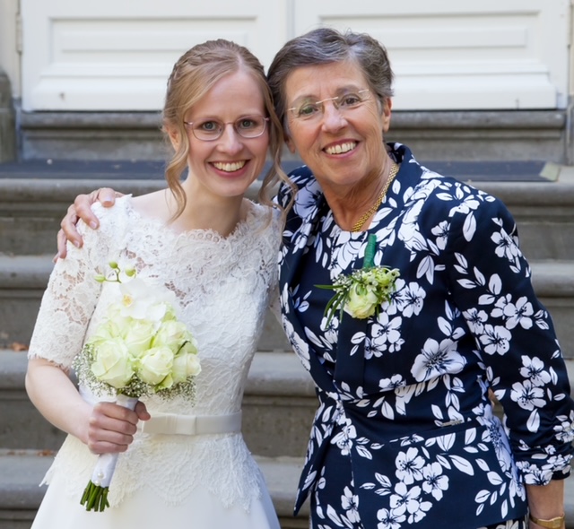 Bernadette op haar trouwdag, samen met haar moeder Hennie Schutijser.