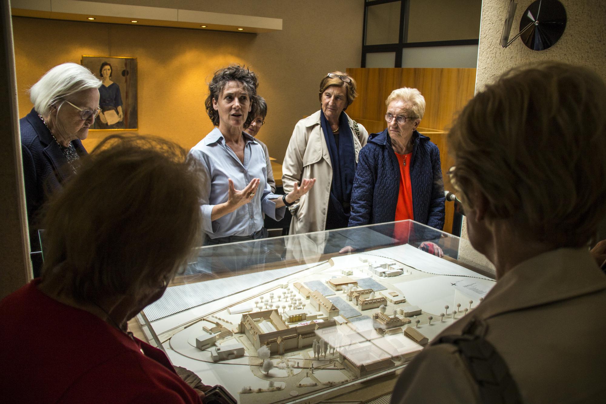 Archivaris en erfgoedbeheerder Ria Christens leidt oud-leerlingen van het regentaat Huishoudkunde rond in het archief van zusters annuntiaten.