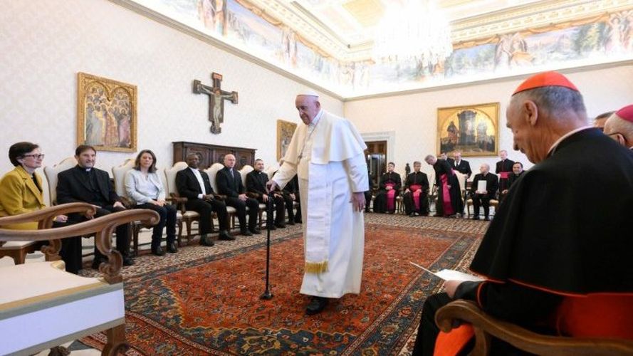 Paus Franciscus tijdens een recente ontmoeting met de Bijbelcommissie