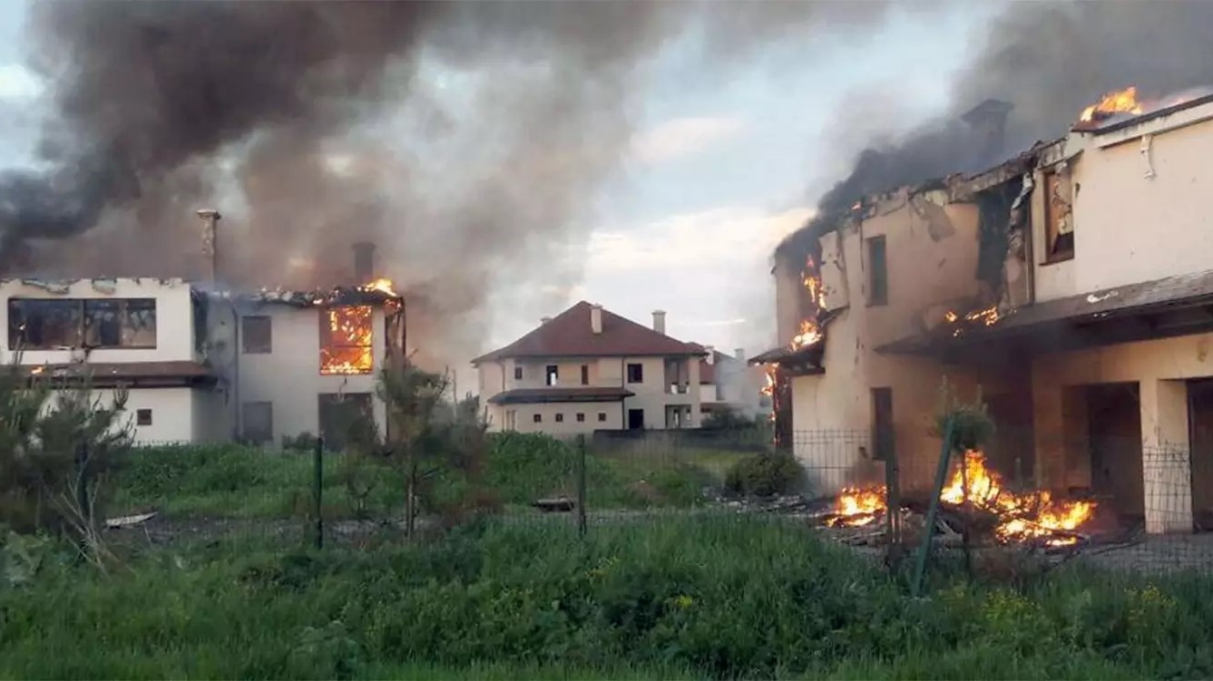 Brandende huizen in Oekraïne