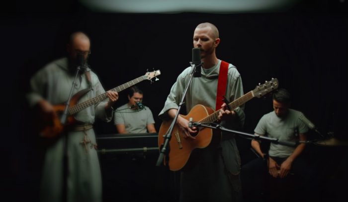 Broeder Isaiah evangeliseert via muziek en hij doet dat goed.