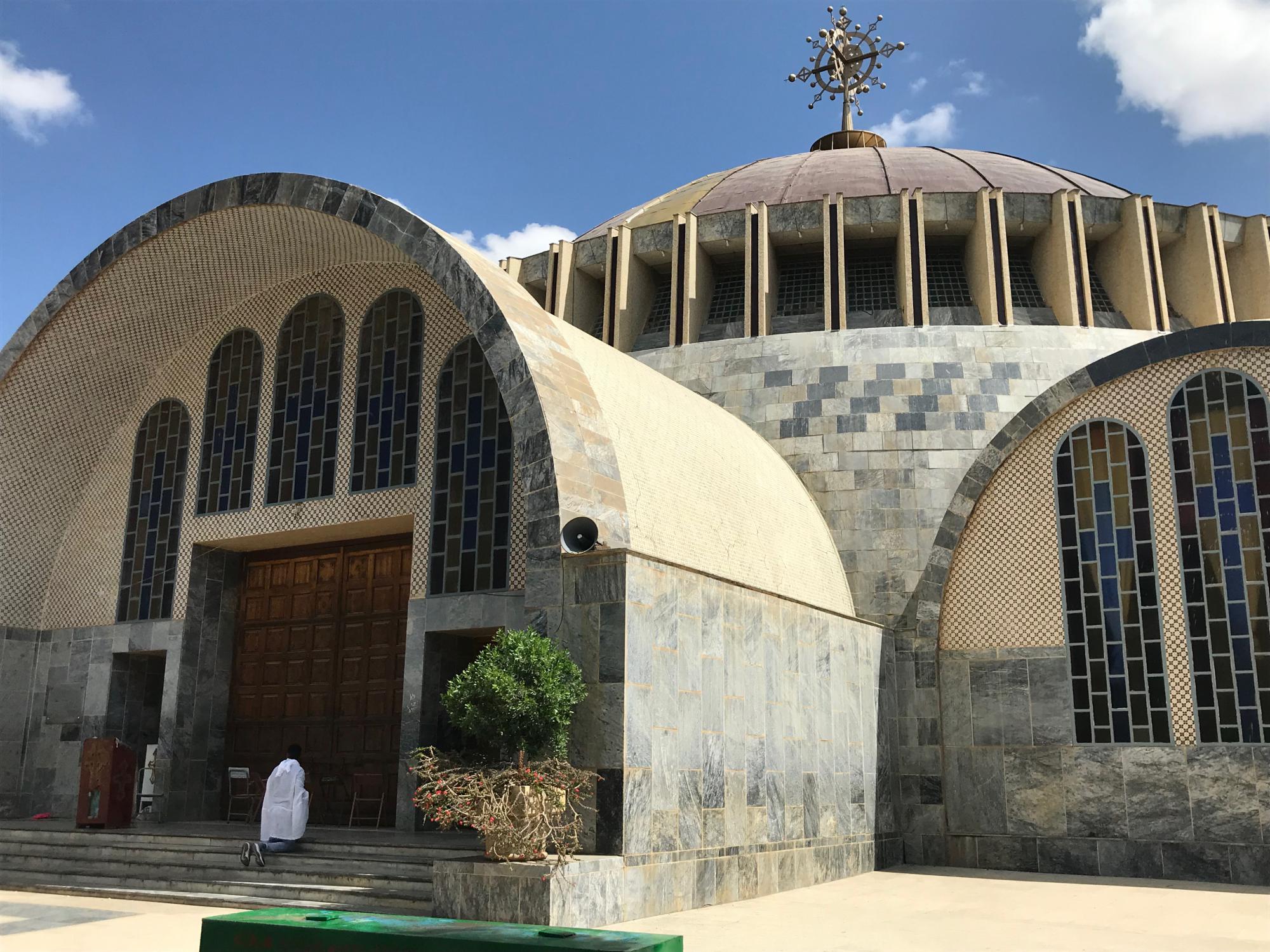 Buitenzicht van de moderne Maria van Zionkathedraal die keizer Haile Selassie naast de oude liet optrekken