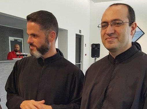 Pater Charbel Eid (links) met zijn opvolger Georges Lichaa als nieuwe prior van het Libanees-maronitische klooster van Saint Charbel in Bois-Seigneur-Isaac