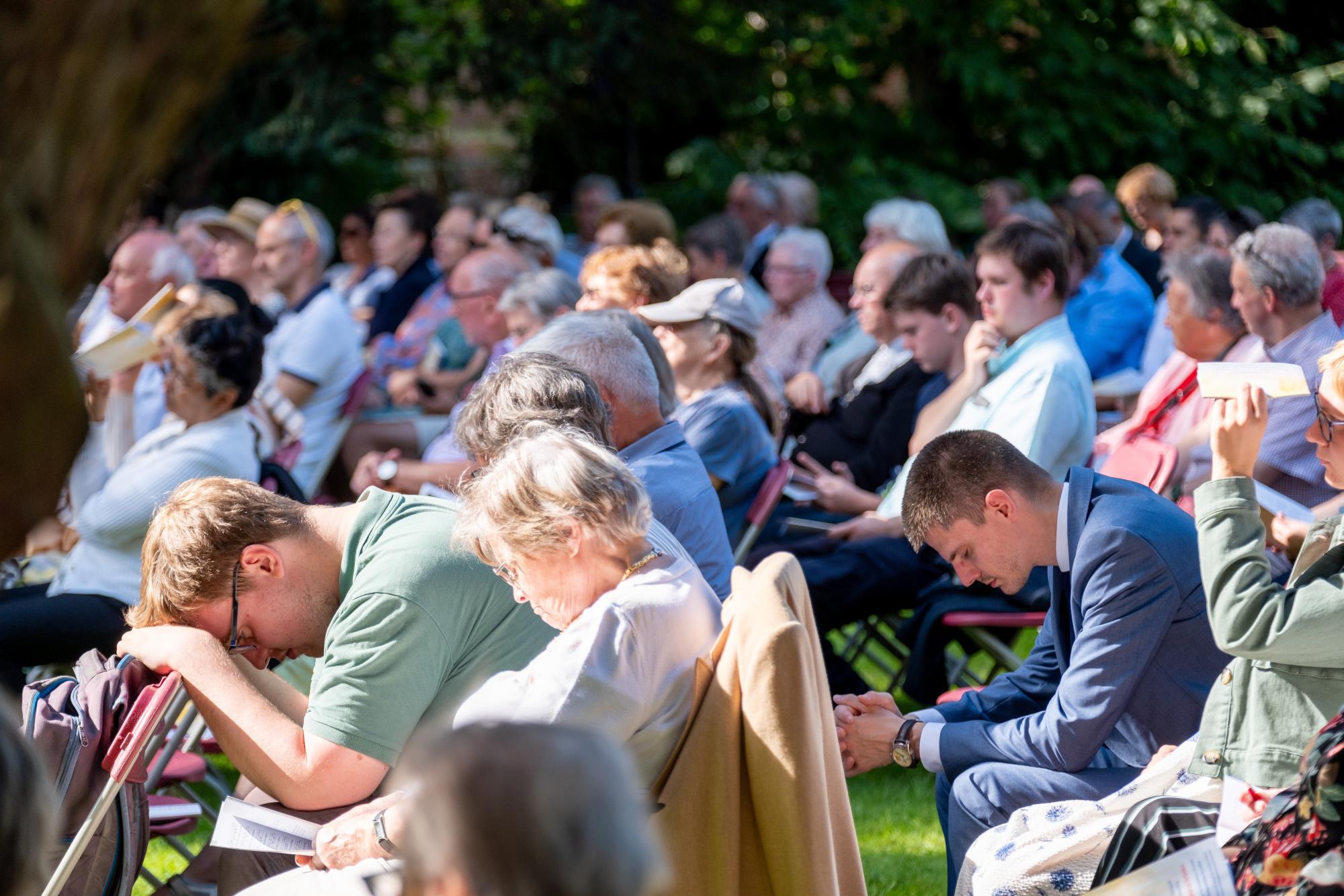 Verzonken in gebed tijdens de viering: ook in de tuin werd het stil.