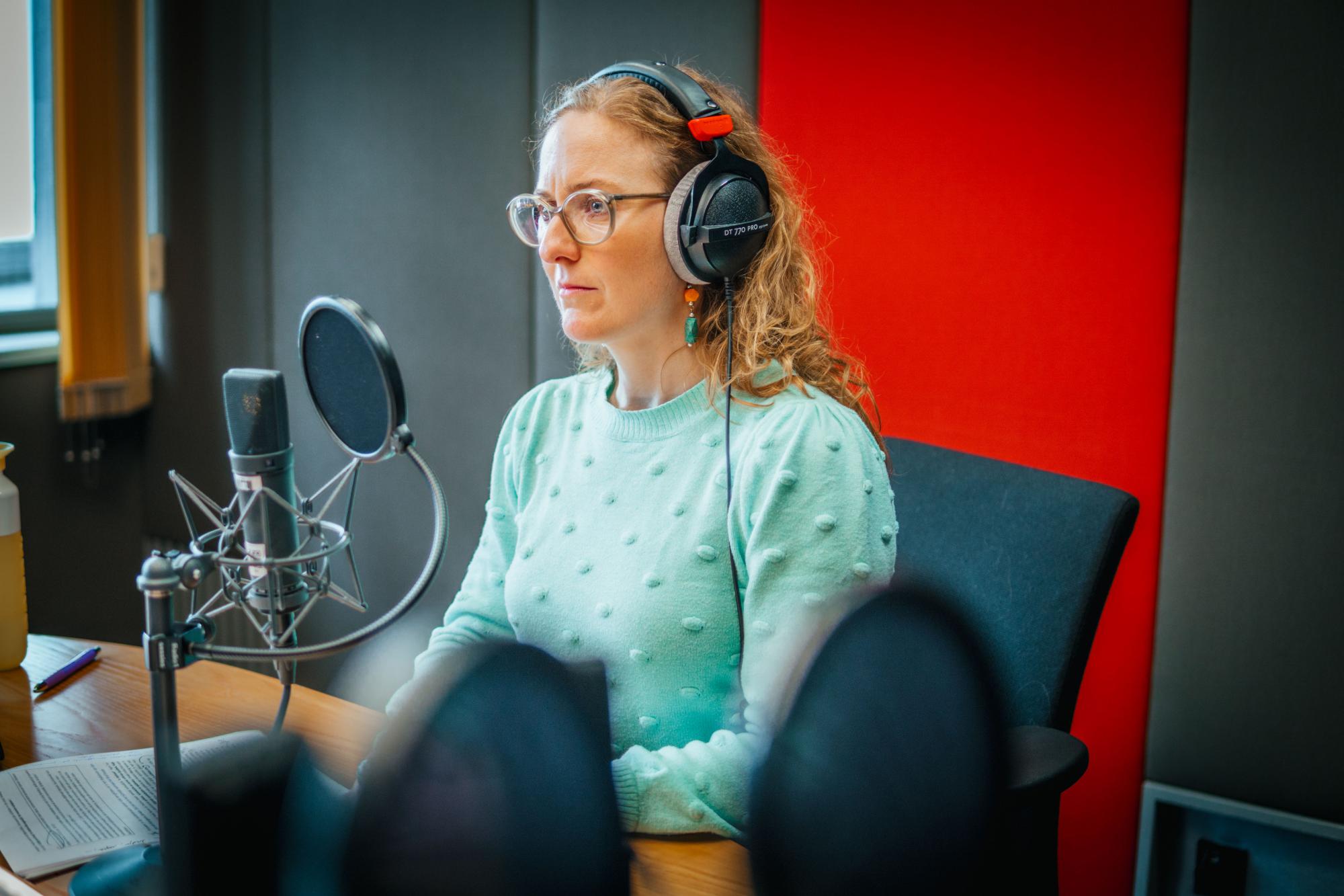 Julie Van Bogaert (Radio Klara) tijdens de opnames.