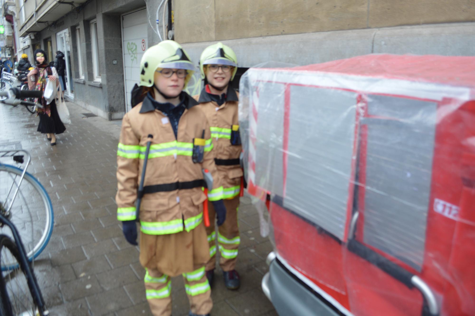 In de Belgiëlei en Charlottalei in Antwerpen lopen honderden kinderen, verkleed als brandweerman of superheld..