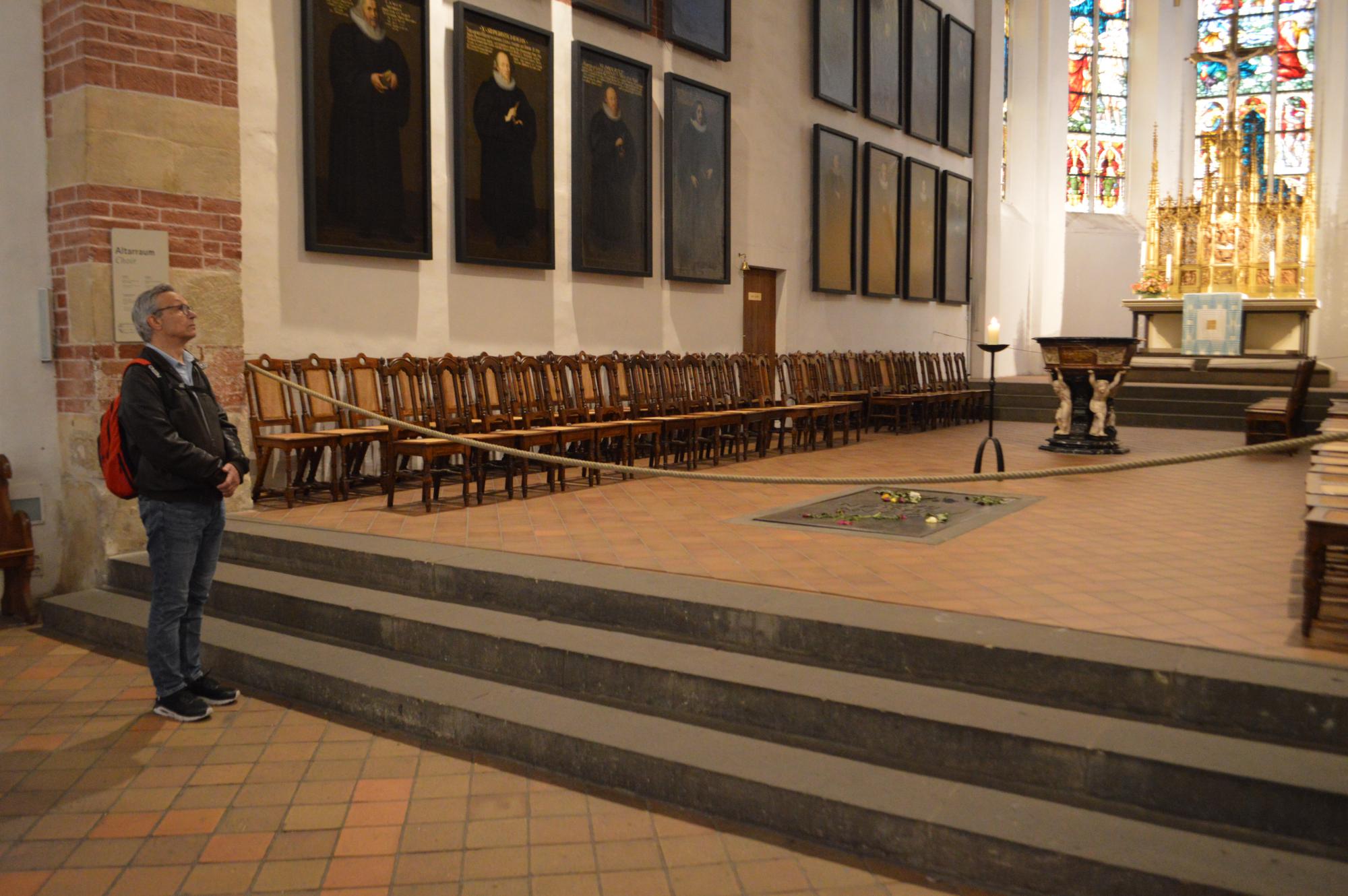 In het koor van de kerk ligt Bach begraven. Op de grafsteen rusten enkele bloemen.