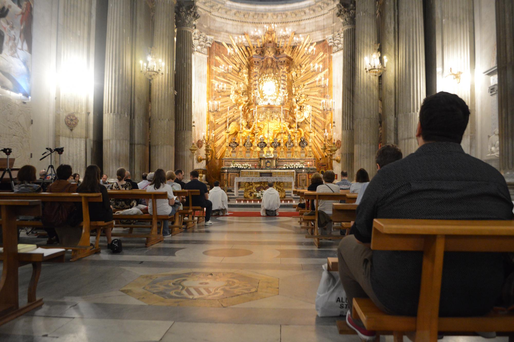 Een gebedswake van de gemeenschap van Taizé in de Santa Maria in Campitelli-kerk.