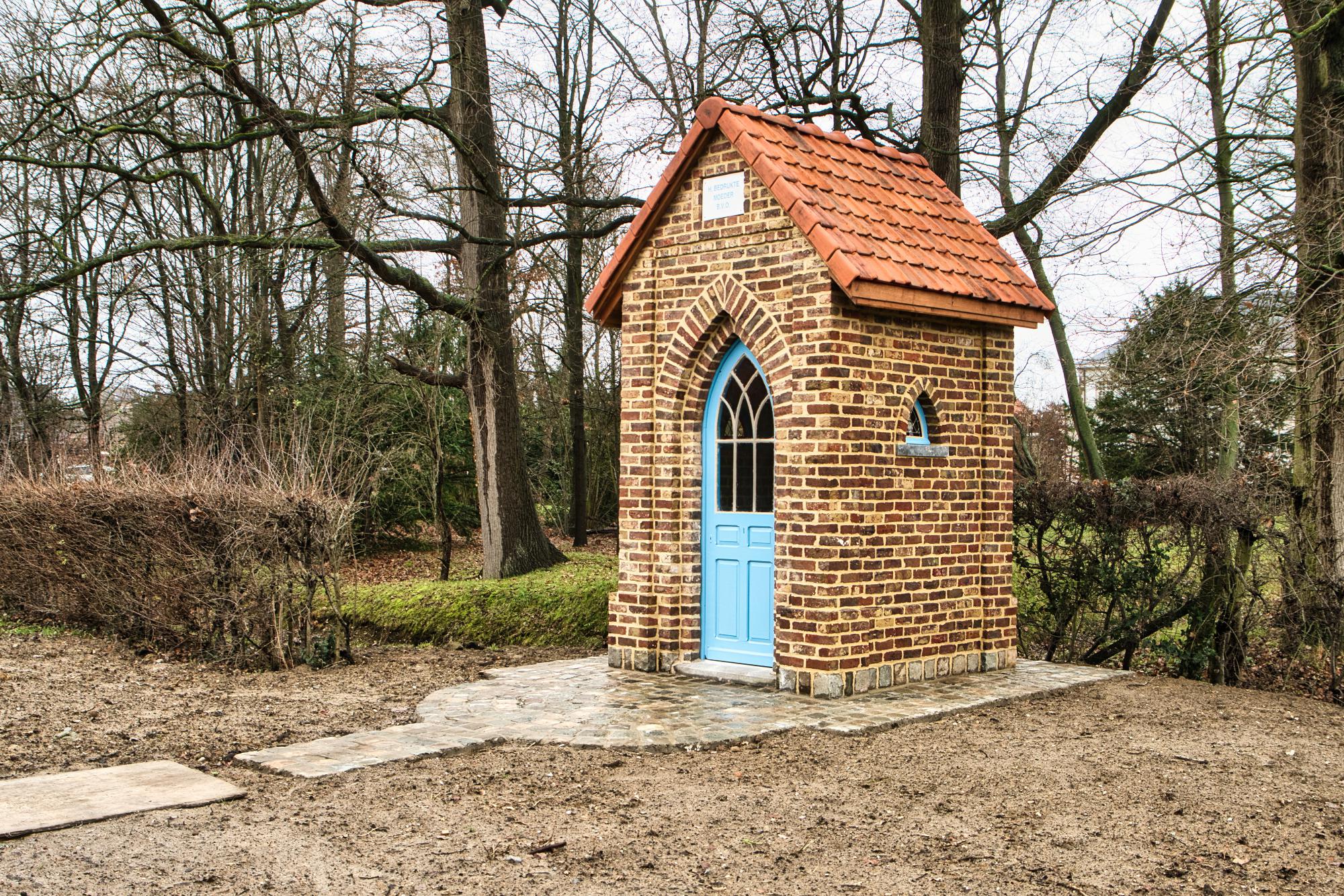 Kapel van de Bedrukte Moeder, pastorietuin Sint-Donatus in Tielt-Winge.