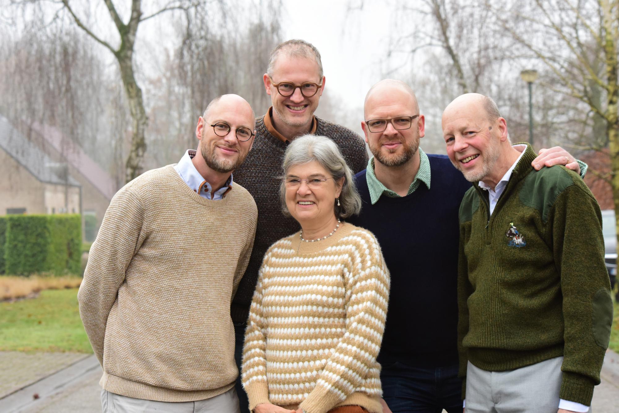 Marcel (73) en zijn drie zonen (van rechts naar links) Dries (45), Bart (47), Gert (48). Moeder Hildegonde Helsen mocht als drijvende kracht niet ontbreken op de foto.