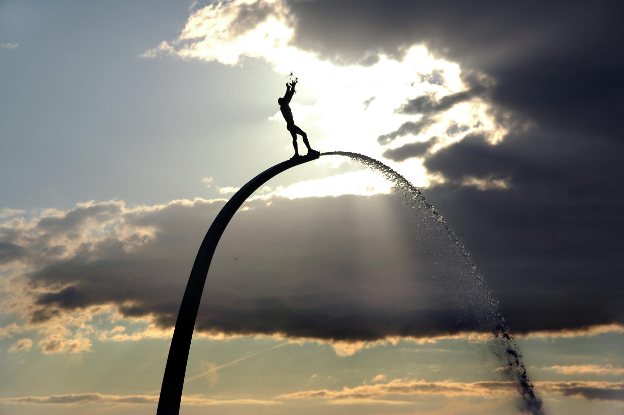 God onze vader op de regenboog: Sculptuur van Carl Milles 