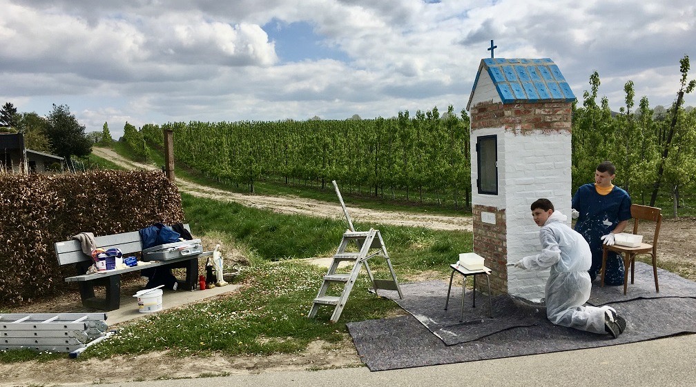 David (12) en Heorhii (17) Pkhakadze doen de Mariakapel in Mopertingen weer stralen.