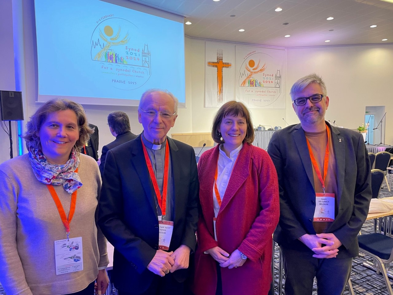 De Belgische delegatie in Praag Nathalie Beurrier, kardinaal Jozef De Kesel, Jolanta Mrozowska en Geert De Cubber