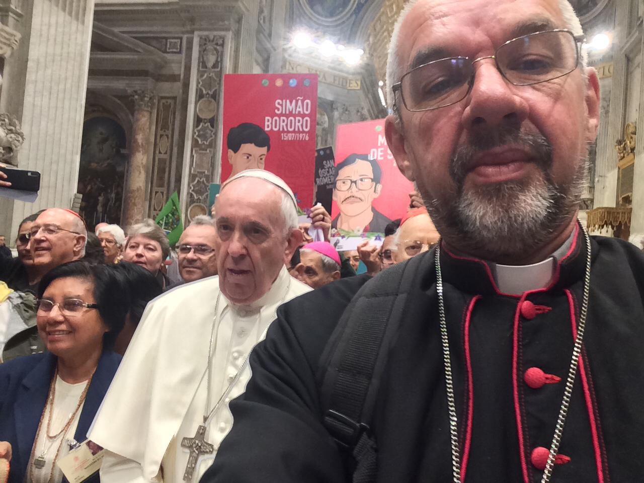 Mgr. Philip Dickmans (vooraan), selfie met paus Franciscus bij de start van de Amazonesynode.