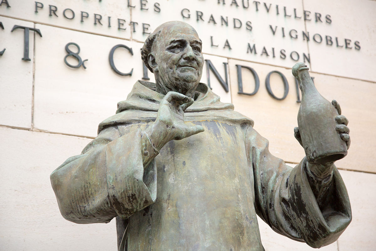 Standbeeld van Dom Pérignon in Moët et Chandon.