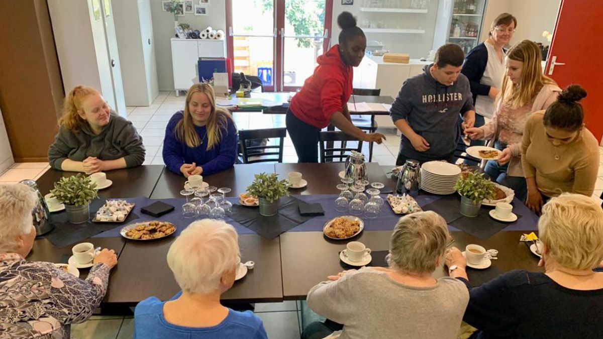 Leerlingen Zorg van Don Bosco Wilrijk ontvangen oudere buurtbewoners op school.