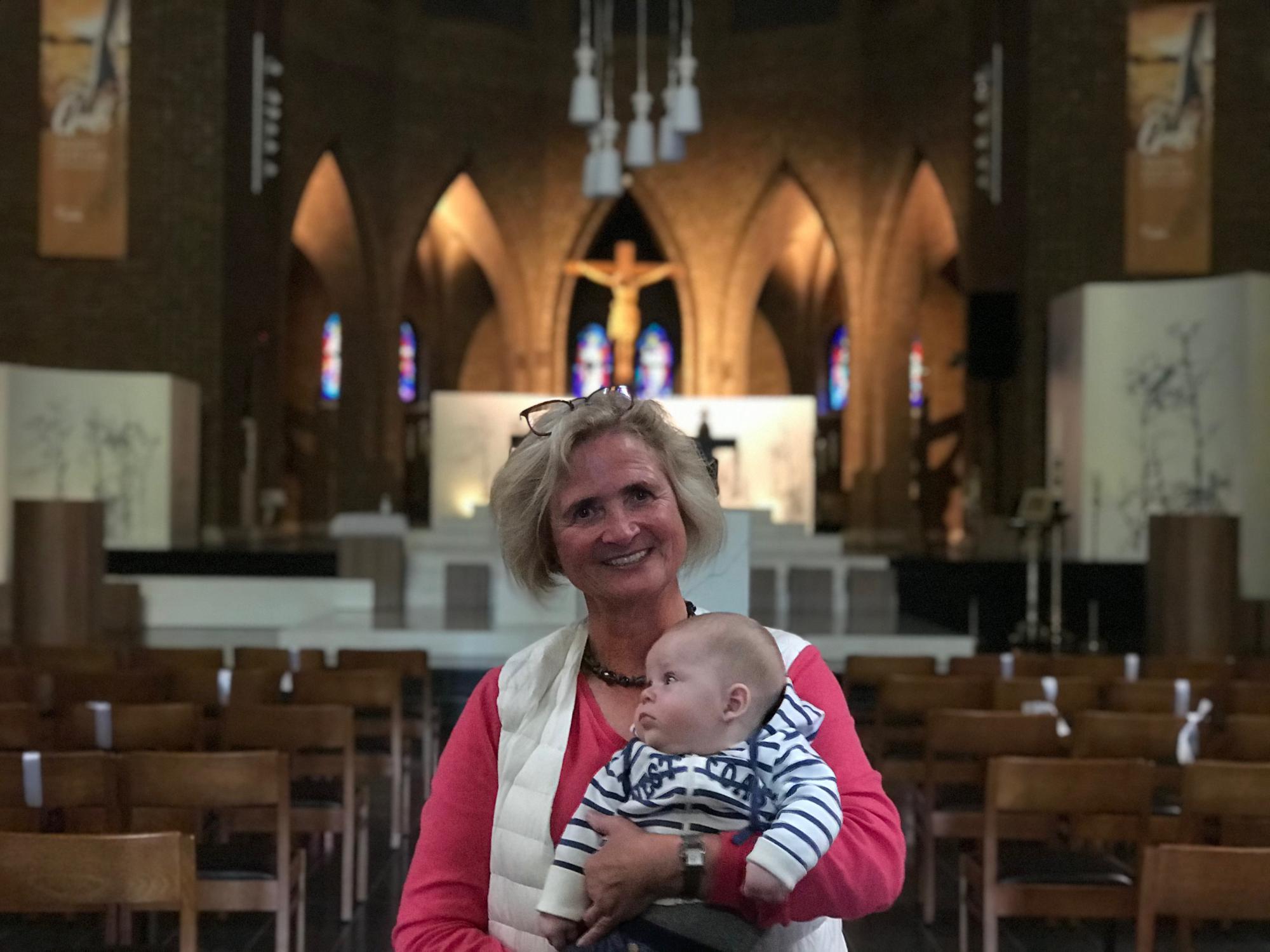 Edmonda Weltjens, voorzitster van de kerkfabriek van Sint-Martinus in Genk, met kleinzoon Arthur.