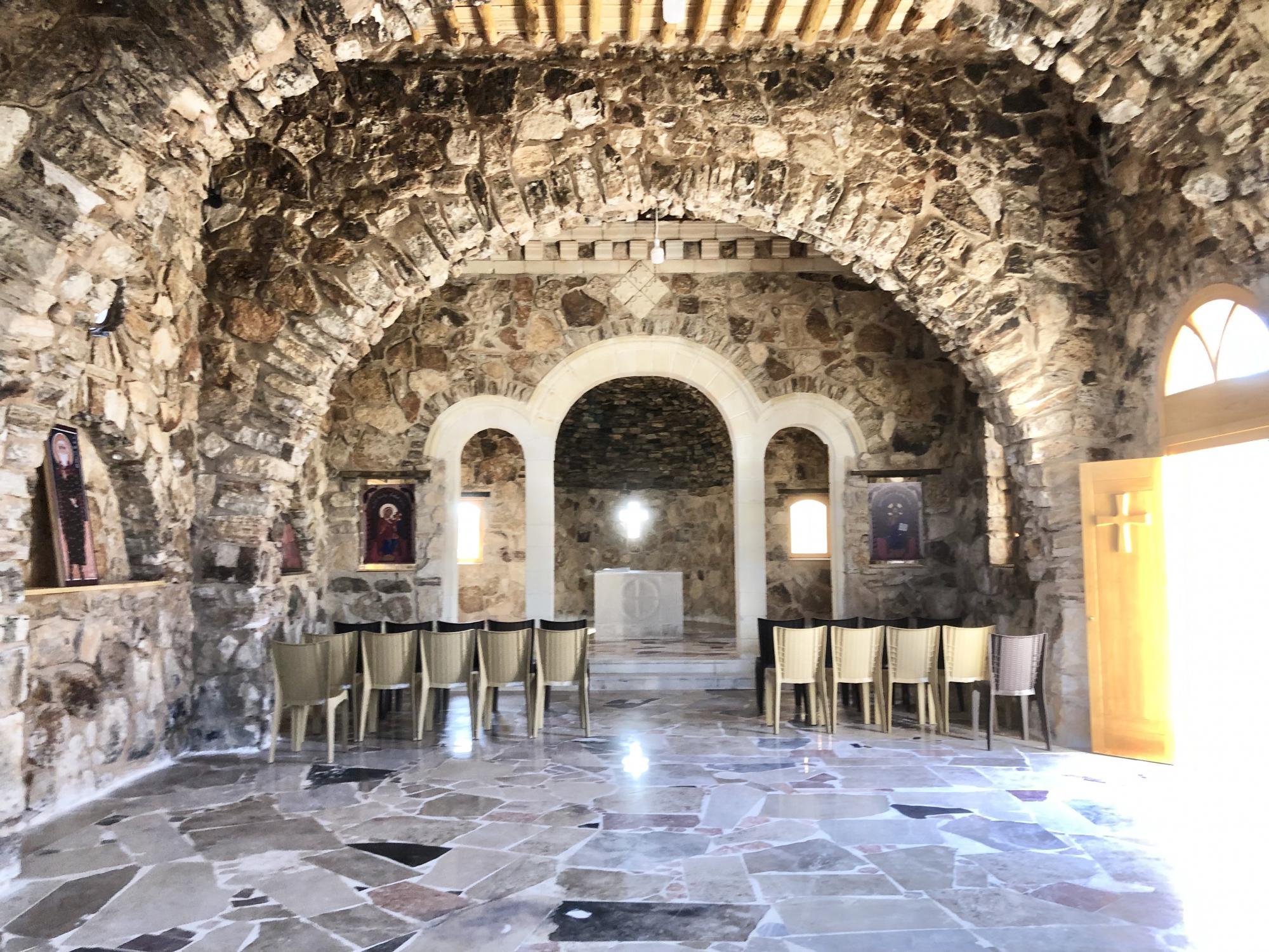 De kerk van Mar Elian. Tussen de brokstukken werden het oude, Byzantijnse voorportaal en de doopvont teruggevonden.