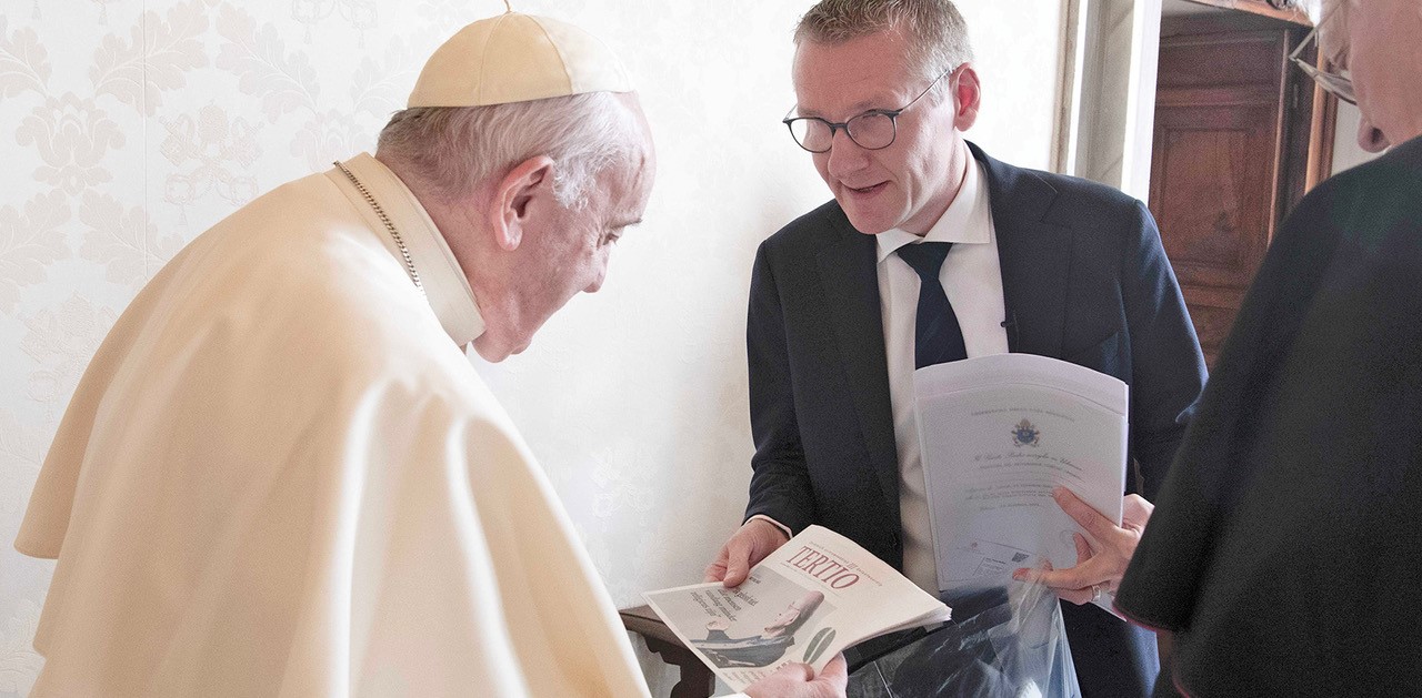 De goede eigenschappen van een journalist zijn volgens paus Franciscus 'luisteren, vertalen en doorgeven, want je moet altijd vertalen, nietwaar? Maar eerst luisteren' 