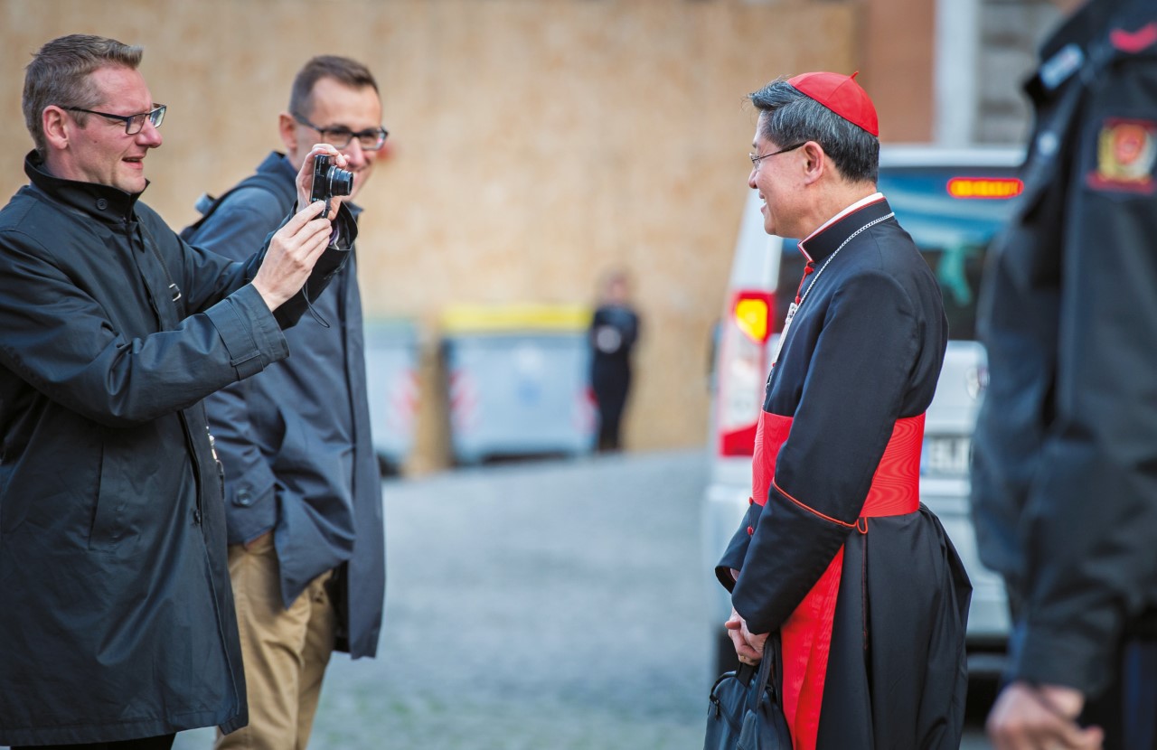 Emmanuel Van Lierde fotografeert de Filipijnse kardinaal Luis Antonio Taggle, pro-prefect van het Dicasterie voor de Evangelisatie