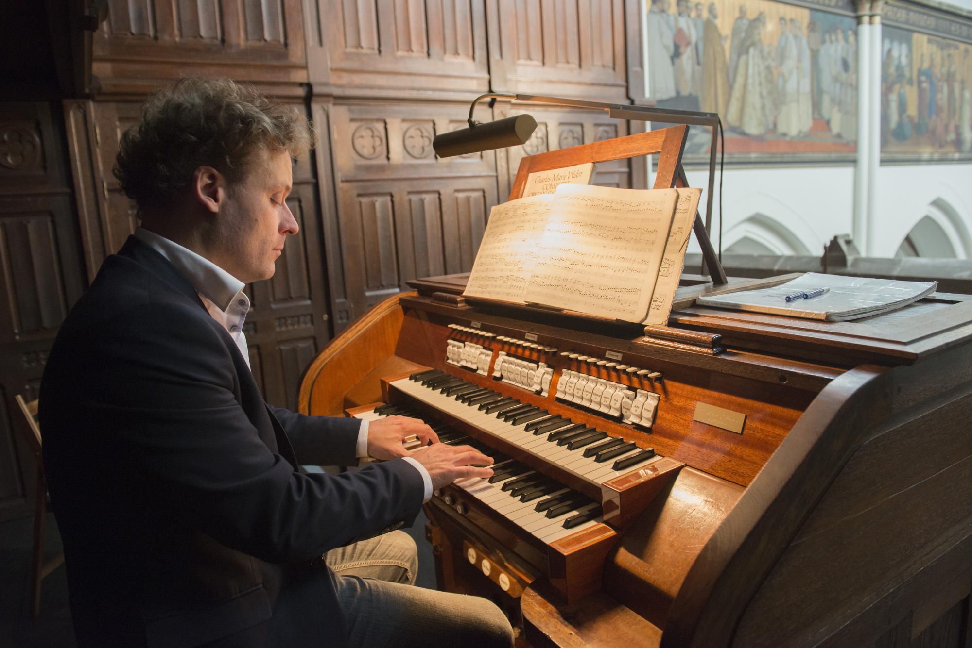 Organist Emmanuel Van Kerckhoven aan de speeltafel van het Loret-orgel in de Antwerpse Sint-Norbertuskerk