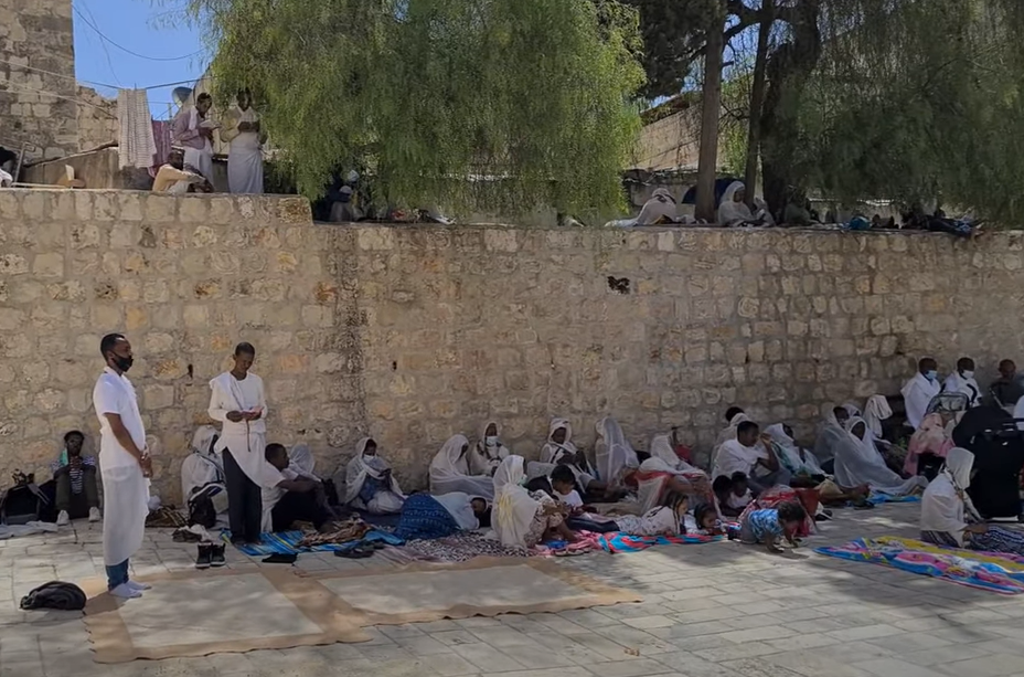 Ethiopische christenen bidden in de schaduw van de Heilig Grafkerk in Jeruzalem op Goede Vrijdag vorig jaar