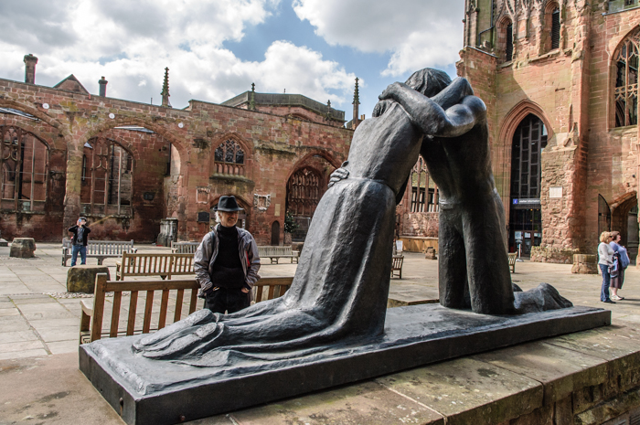 Standbeeld 'Reconciliation' in Coventry, Engeland.