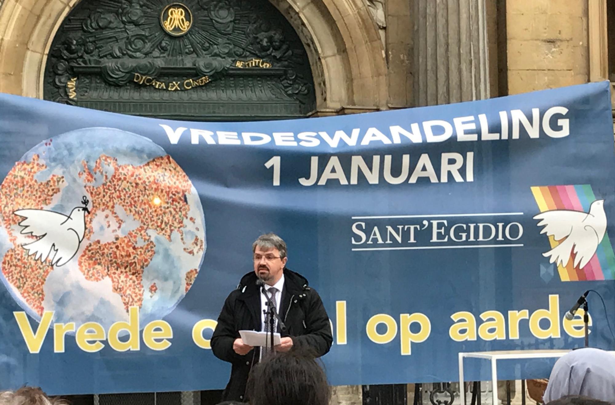 Federaal procureur Frédéric Van Leeuw neemt het woord aan het slot van de Vredeswandeling van Sant'Egidio in Antwerpen