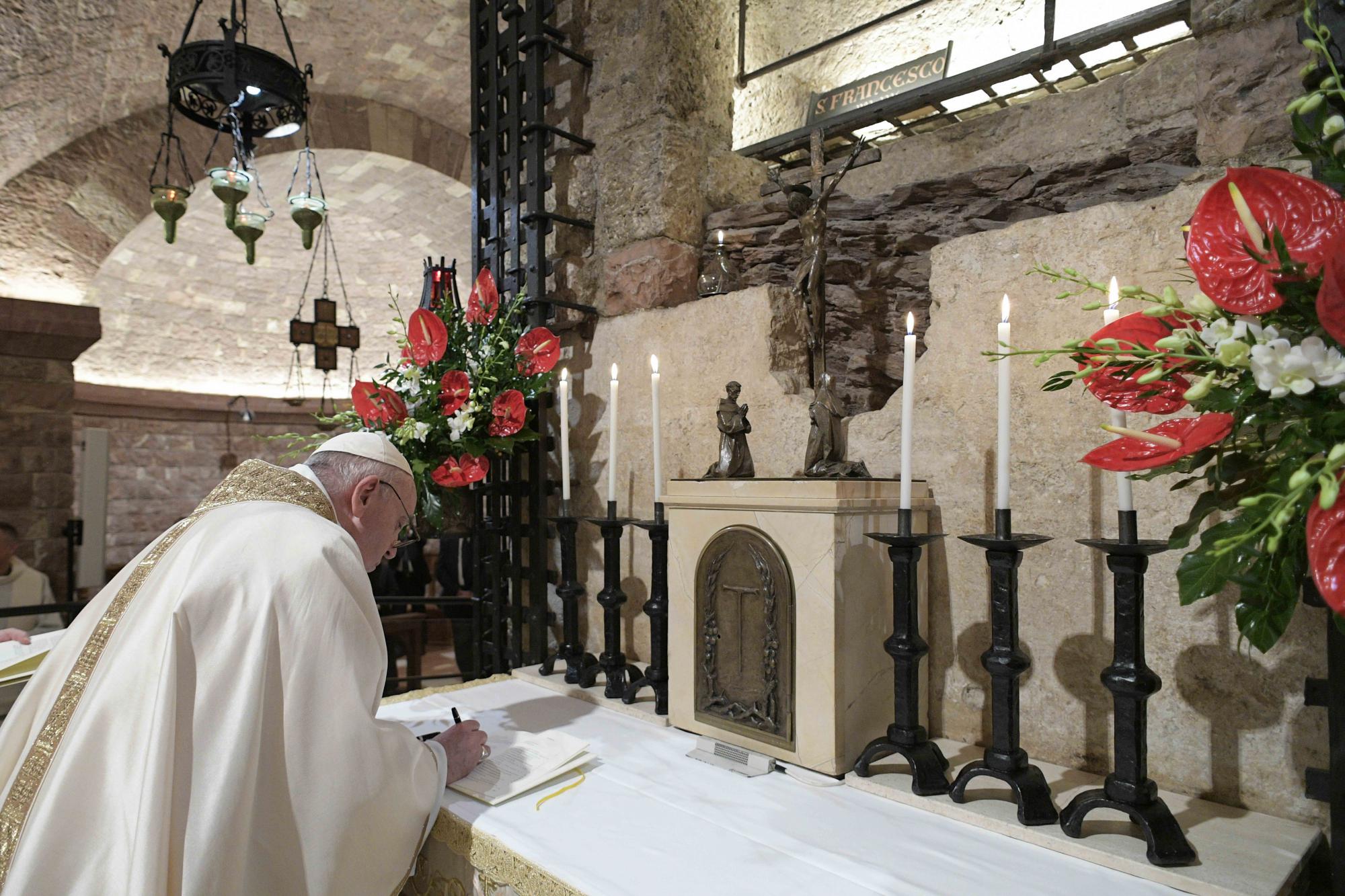 Paus Franciscus trok naar Assisi om zijn nieuwe encycliek over broederlijkheid te handtekenen bij het graf van zijn grote inspirator: de heilige Franciscus.