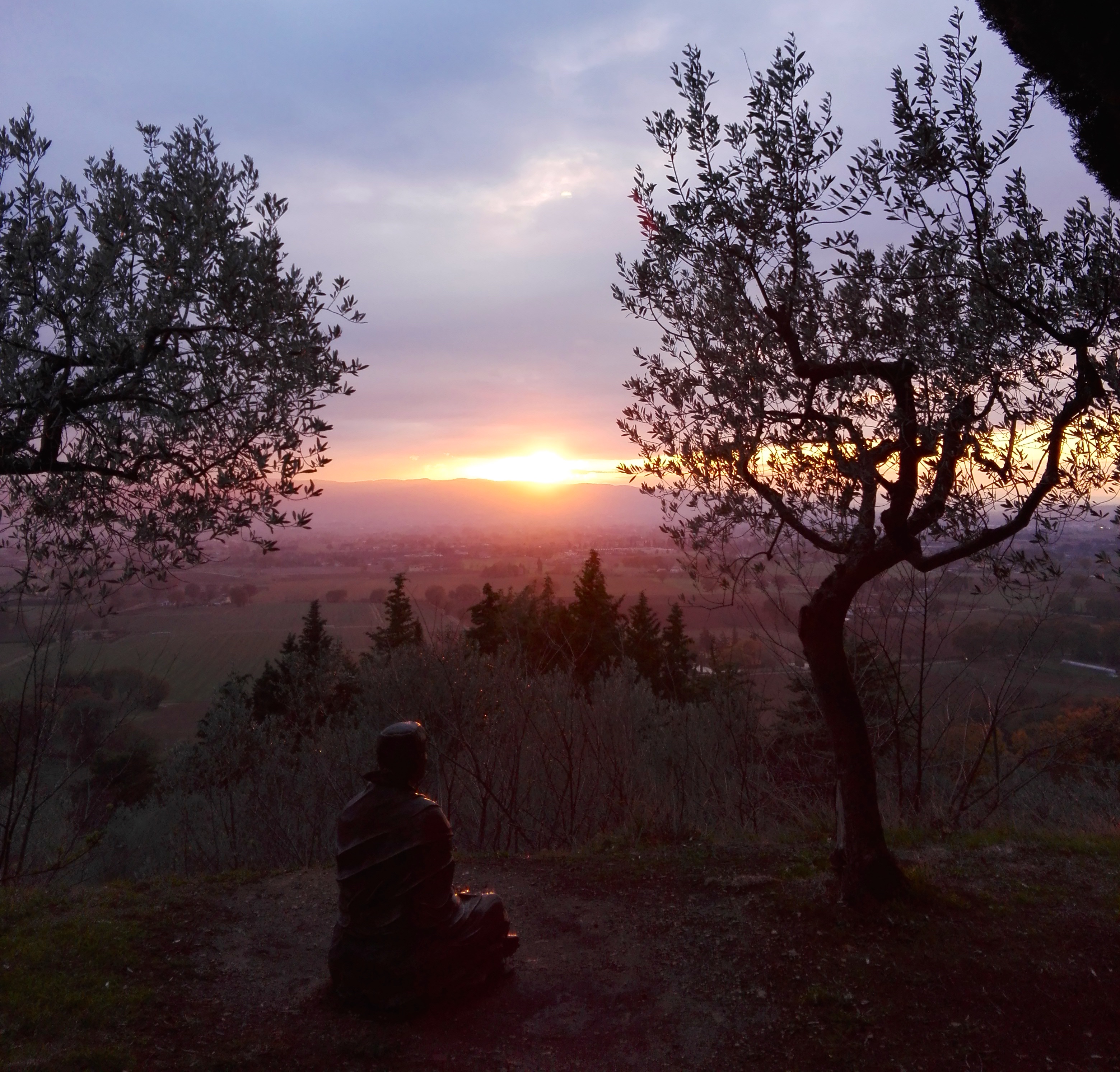 Beeld van de mediterende Franciscus aan het klooster van San Damiano in Assisi.