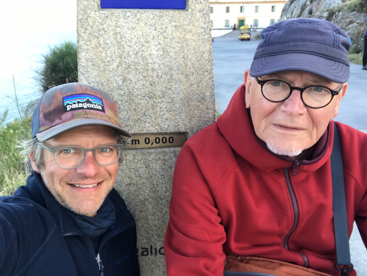 Frans Crols (rechts) wandelde alleen het laatste stuk van Compostela naar Finisterre en nam een aanloop voor zijn 'Camino' bij de zusters trappistinnen in Brecht. De ideale voorbereiding, vindt hij.