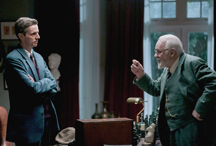 C.S. Lewis (Matthew Goode) ontmoet Sigmund Freud (Anthony Hopkins) in Freud’s Last Session