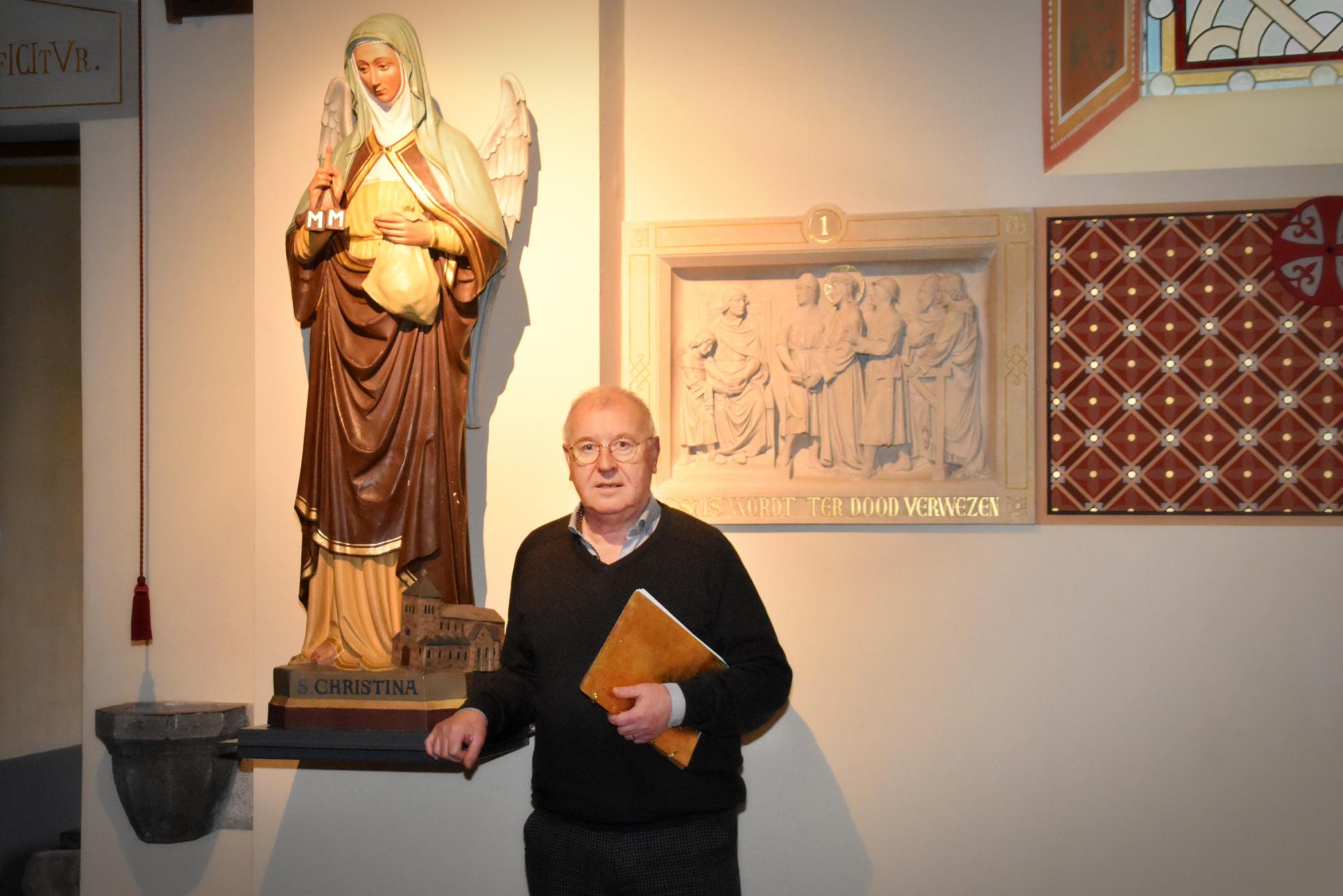 Rob Vandueren, initiator van het Christina-project, bij het beeld van de heilige Christina in de Sint-Odulphuskerk in Borgloon.