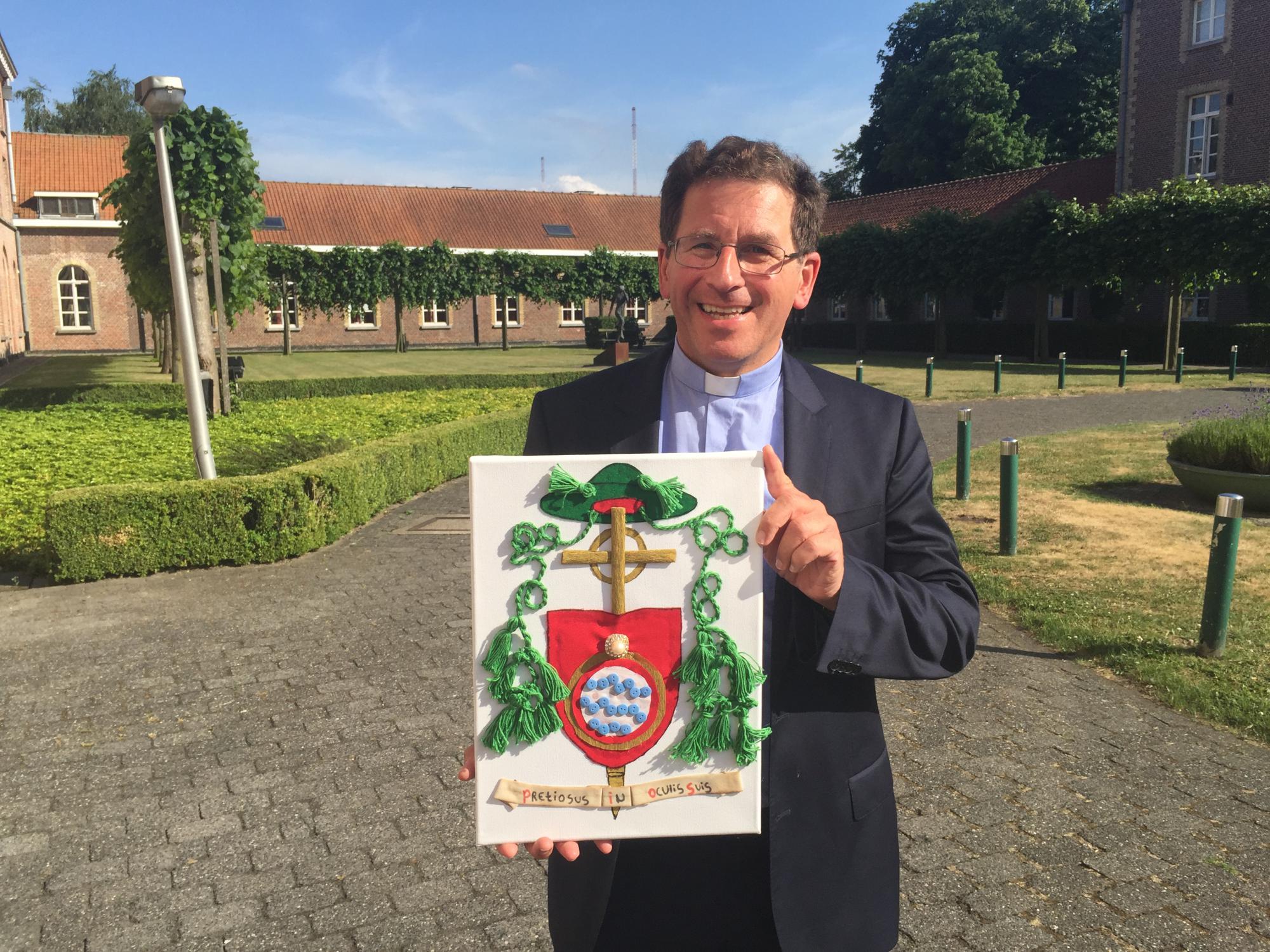 Bisschop Lode Aerts met het geschenk van jongeren uit De Zande.