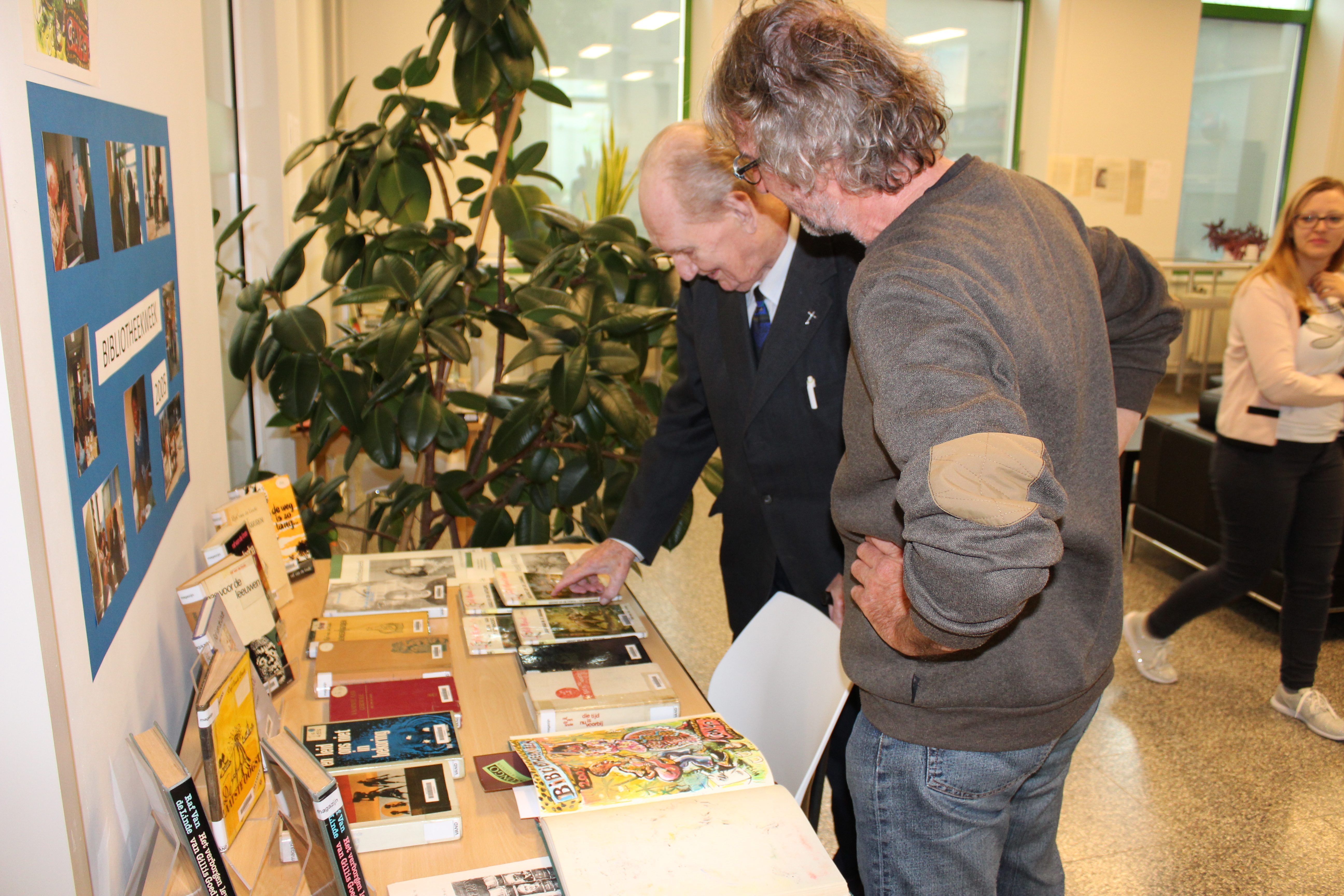 Raphaël Van Hecke op een tentoonstelling over zijn werk in de bibliotheek van Evergem.