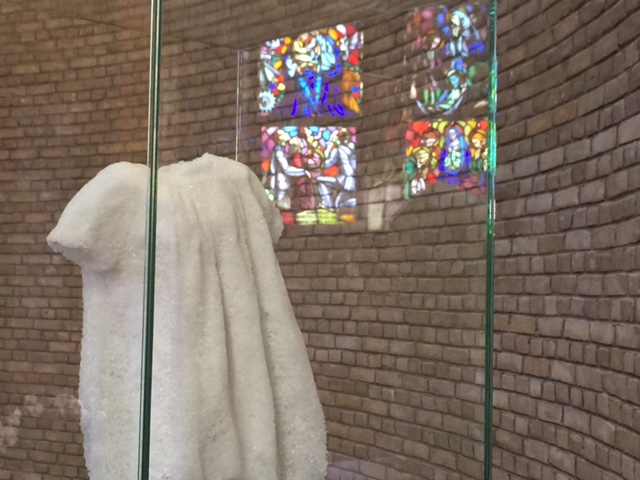Het beeld 'Esse est Percipi' kreeg een plaats in de basiliek van Koekelberg ter herdenking van het onrecht van seksueel misbruik in de kerk.