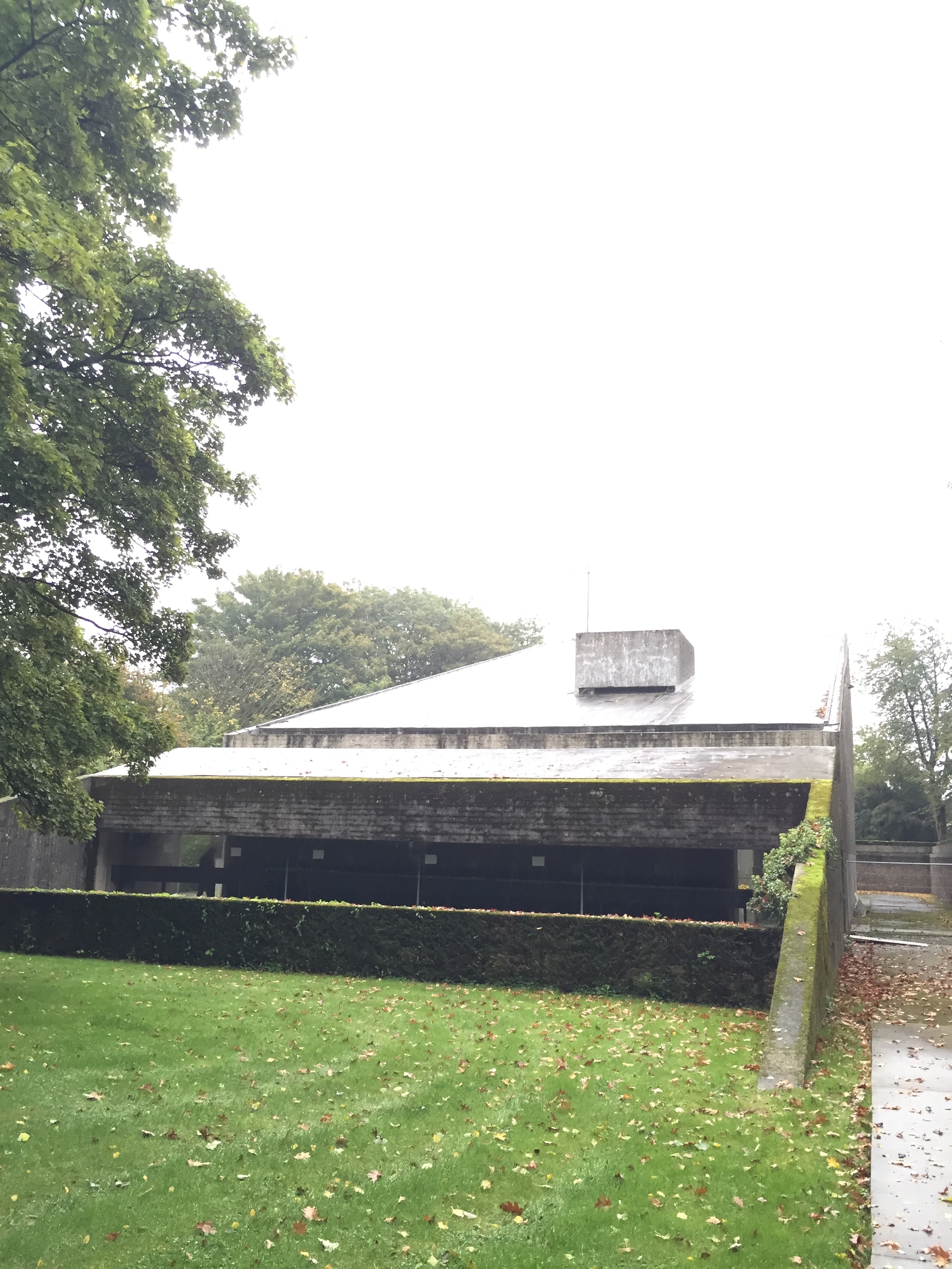 Achteraanzicht van de kapel, die oprijst in het verlengde van de Edelareberg.