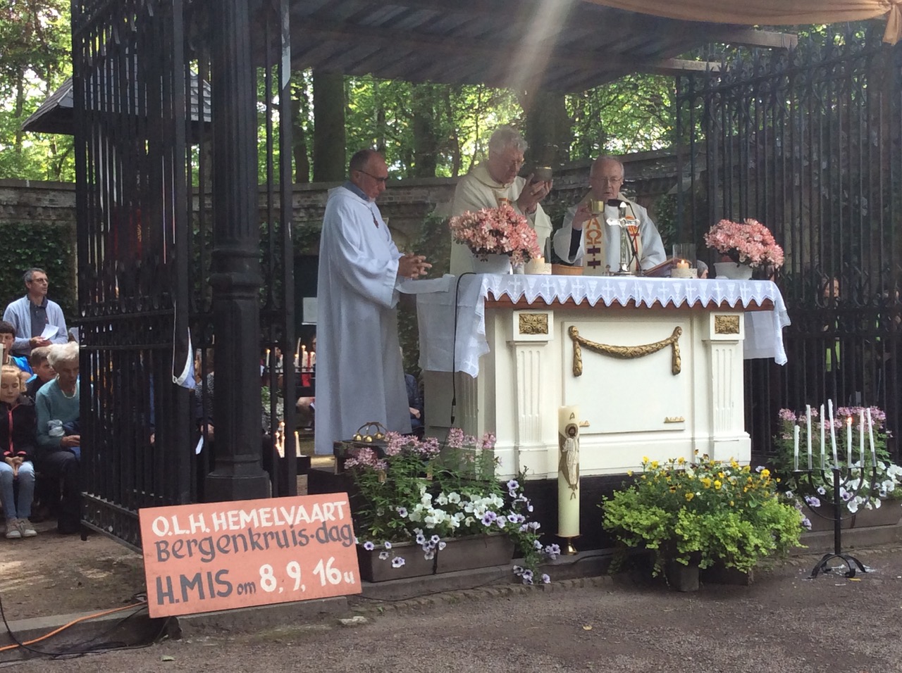 Mgr. Van Looy ging dit jaar voor in de eucharistieviering op O.L.H-Hemelvaart.