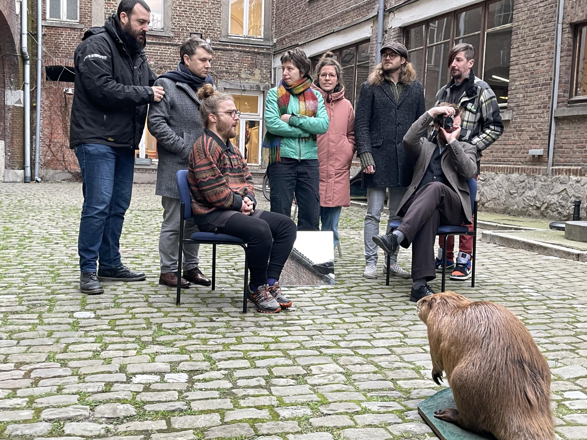 De redactie van Coconuts #1 maakt zich op voor een creatieve fotoshoot met opgezette dieren.